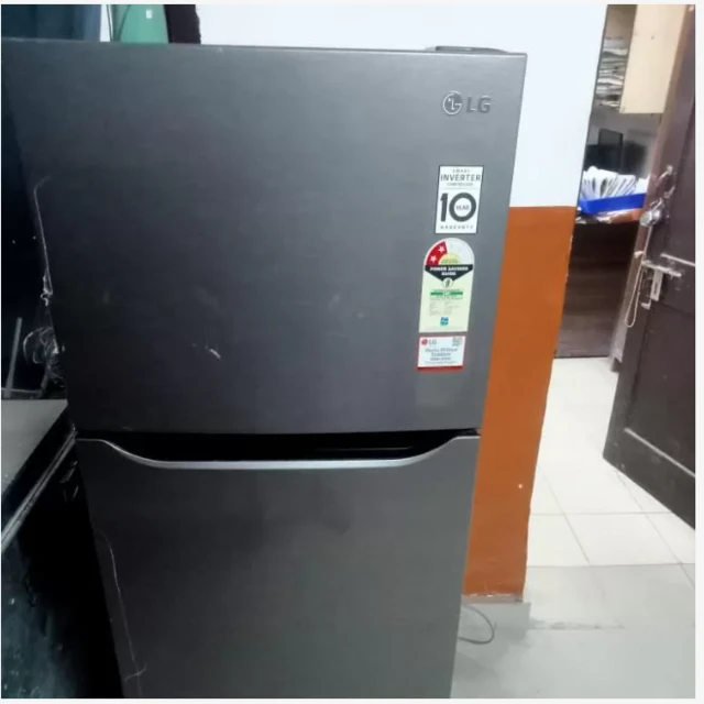 याच फ्रीजमध्ये मृतदेहाचे तुकडे ठेवण्यात आल्याचा दावा पोलिसांनी केला आहे. 