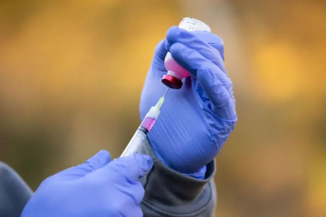 மருத்துவர்கள் பரிந்துரைத்த இடைவெளியில் தடுப்பூசிகளைப் செலுத்தியதாக குடும்பத்தினர் கூறுகின்றனர்.