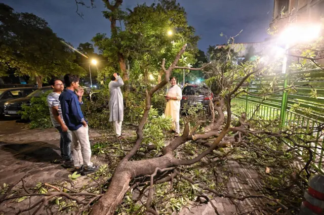 સમાચાર સંસ્થા એએનઆઈએ દિલ્હી પોલીસના હવાલાથી ખબર આપી છે કે દ્વારકા વિસ્તારમાં એક મકાન પર વૃક્ષ પડી જવાને કારણે એક માતા અને તેમનાં ત્રણ બાળકોનાં મૃત્યુ થયાં છે.