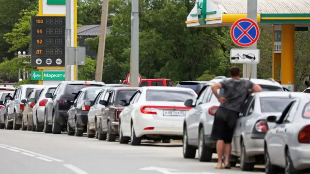 Қрим АЁҚШларида ёқилғи учун узун навбатлар ҳосил бўлди Saki, Crimea June 1, 2026