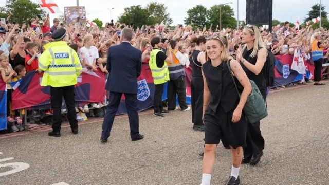 Milli futbolcuları havalimanında coşkulu bir kalabalık bekledi