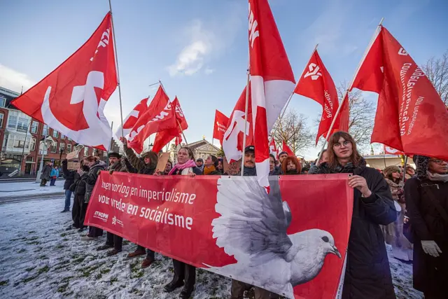 Hà Lan có nhiều đảng mang tính cộng sản/ (cực) tả như Đảng Cộng sản Mới, Đảng Cộng sản Thống nhất, Đảng Xã hội, Đảng Xanh-Công Đảng, BIJ1 