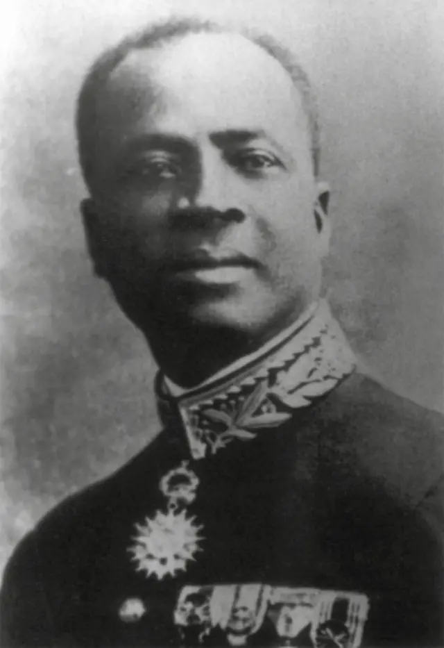 Momulu Massaquoi est devenu consul général du Libéria à Hambourg en 1922, devenant ainsi le premier représentant d'un État africain indépendant en Europe. 