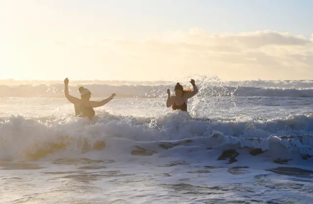 mujeres en el mar