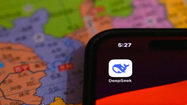 Aplicativo do DeepSeek em um celular em Pequim, em 28 de janeiro de 2025, com um mapa colorido ao fundo