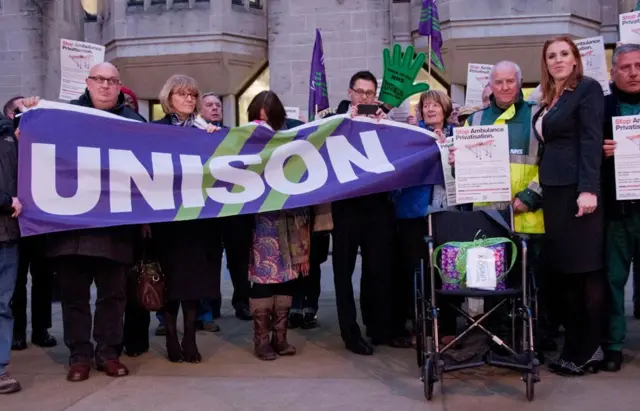 Angela Rayner wit members of Unison and protesters from Save Our Ambulance Service on dia way to di Department of Health. Dem hold one purple sign wey read Unison.
