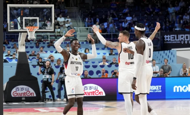 Almanya'nın yıldızları Dennis Schroder, Daniel Theis ve Isaac Bonga, Slovenya galibiyetini kutluyor