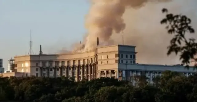 Una columna de humo sale de un edificio.
