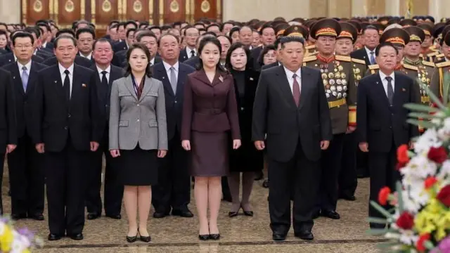 री सोल जू, त्यांची मुलगी किम जू ए आणि पती किम जोंग उन यांच्यासोबत 1 जानेवारी 2026 ला प्योंगयांगमधील कुमसुसान पॅलेस ऑफ द सन मध्ये एका श्रद्धांजली कार्यक्रमात दिसल्या