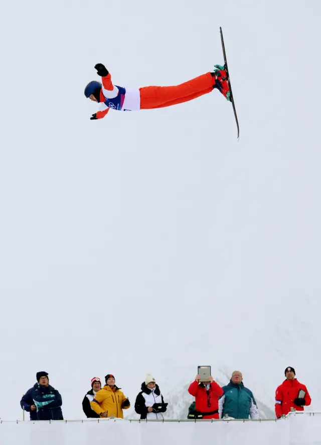 Швейцарский фристайлист Ноэ Рот участвует в тренировке по лыжной акробатике