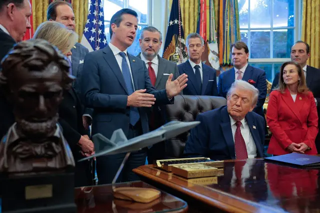 Bernie Moreno durante una rueda de prensa en el salón oval de la Casa Blanca junto a Donald Trump