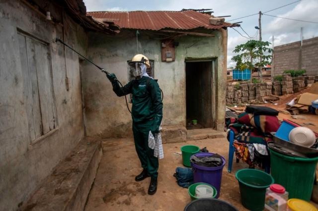 عامل يتبع لشركة مبيدات حشرية يرش جدران أحد المنازل في غانا للقضاء على البعوض الذي ينقل الملاريا.