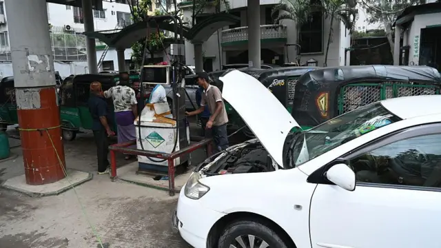 দীর্ঘসময় অপেক্ষা করেও গ্যাস পাচ্ছেন না অনেকে