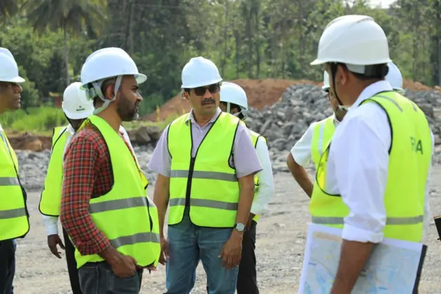 ඉදිකිරීම් ආරම්භ කර වසර 8කට ආසන්න කාලයක් ගත වී ඇති මධ්යම අධිවේගී මාර්ගයේ ඉදිකිරීම් අවසන් කිරීමට තවත් වසර කිහිපයක් ගත වනු ඇතැයි, වත්මන් රජය විශ්වාසය පළ කරයි.