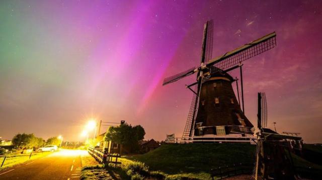 أضواء الشمال يمكن رؤيتها في قرية شمالي هولندا.