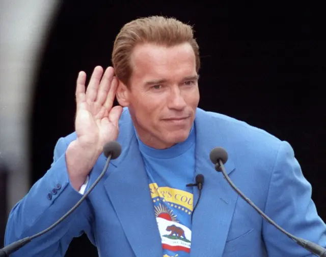 Arnold Švarceneger u plavom sakou 