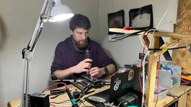 Ukraynalı teknisyenler fiber optik sistemleri test ediyor.