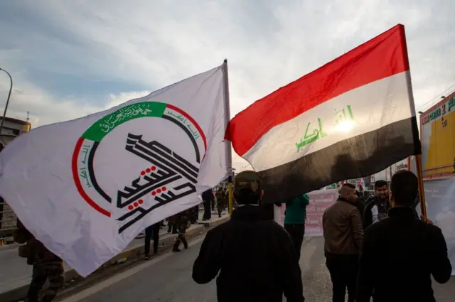 در راهپیمایی برخی پرچم حشد الشعبی در دست گرفتند