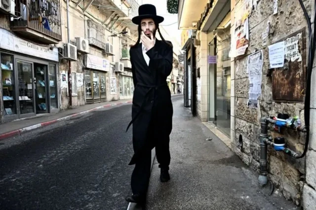 Un homme Haredim marche dans une rue