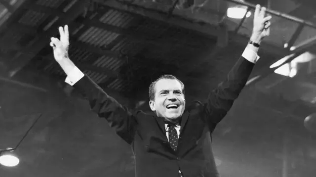 Richard Nixon fazendo o 'V" da vitória