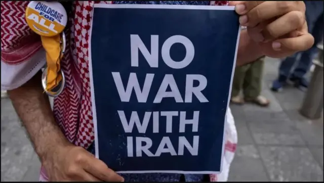 Mudaaharaade sitay calaamad intii uu socday mudaaharaad lagaga soo horjeedo duqaymaha Israa’iil ay ku hayso Iran ee ka dhacay New York
