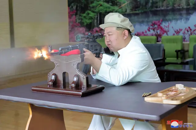 사격 연습 중인 김정은 위원장