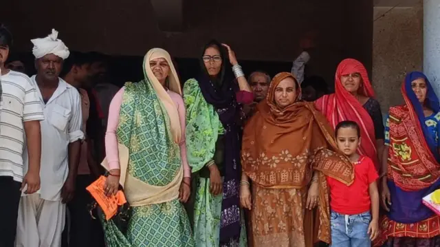 શરીફા મલિકને સમરસ સરપંચ જાહેર કર્યાં ત્યારે ગામનાં મહિલા મીઠાઈ ખવડાવતા સમયનો ફોટો