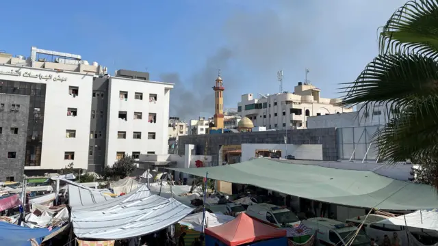 خيام لإيواء العائلات النازحة في الساحة الخلفية في مجمع الشفاء الطبي