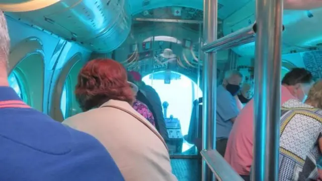 Imagem do submarino por dentro, em um recente tour turístico