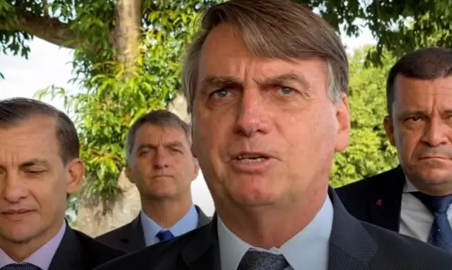 Bolsonaro cercado de assessores em vídeo que registra a fala que foi considerada uma ameaça de autogolpe em 2021
