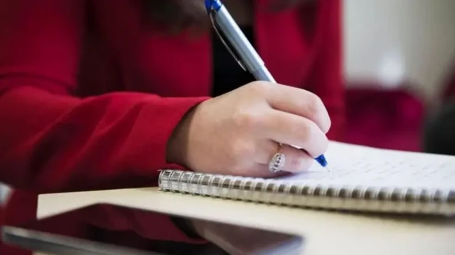 અનુસૂચિત જાતિ અને જનજાતિ સંબંધે પણ બઢતીમાં ક્રીમી લેયરનો સિદ્ધાંત લાગુ કરવામાં આવેલો છે.