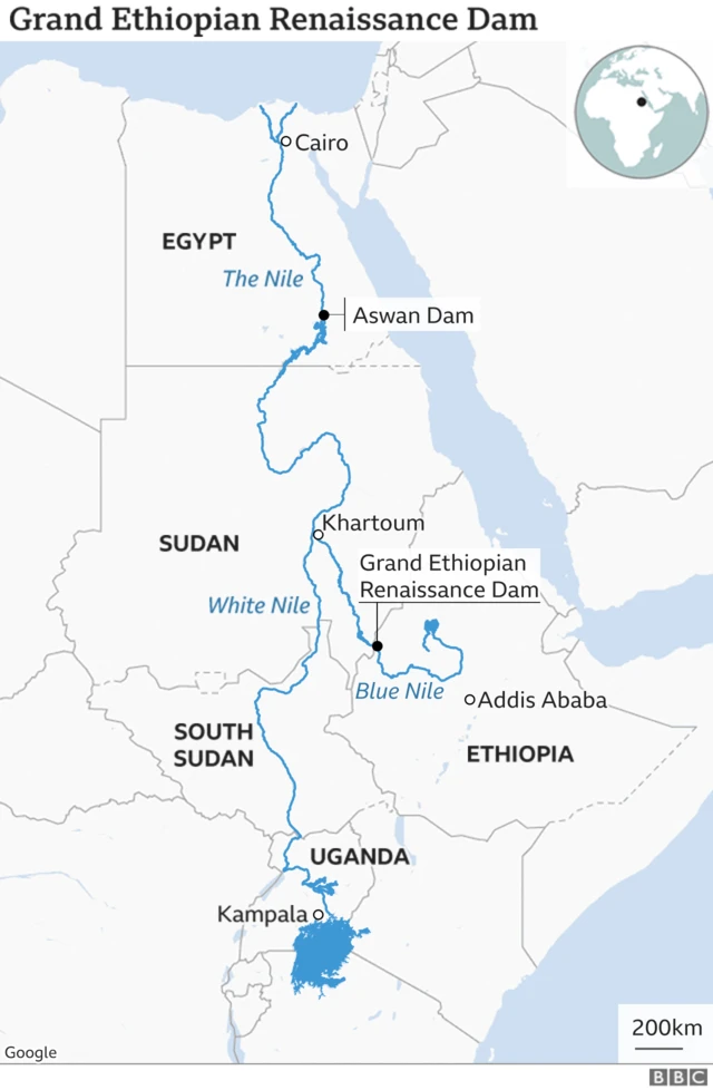 Une carte montrant le Nil Blanc (qui coule depuis l'Ouganda, traverse le Soudan du Sud jusqu'à Khartoum au Soudan) et le Nil Bleu (depuis l'Éthiopie jusqu'à Khartoum) ainsi que le Nil depuis Khartoum jusqu'à l'Égypte. Elle indique également l'emplacement du barrage d'Assouan en Égypte et du Grand barrage de la Renaissance en Éthiopie.