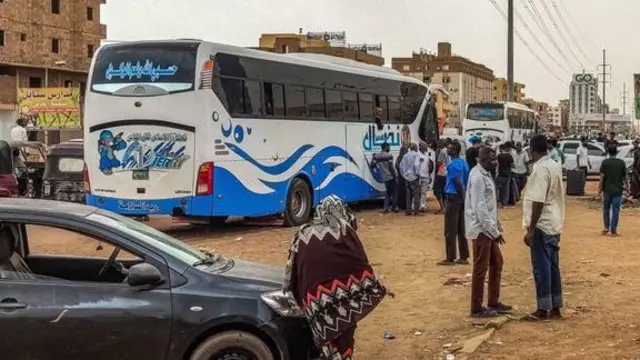 Watu walikusanyika katika vituo vya mabasi karibu na Khartoum Jumatatu kwa nia ya kutoroka mji mkuu
