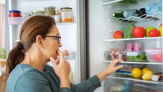 Kila wakati unapofungua mlango, hewa ya joto huingia ndani. Na kadiri inavyozidi kufunguka, ndivyo halijoto ya ndani ya kifaa inavyozidi kuwa karibu na joto la kawaida.