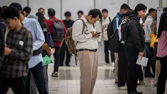 Pencari kerja mencari pekerjaan saat Job Fair 2024 di Jakarta, Rabu (8/5/2024).
