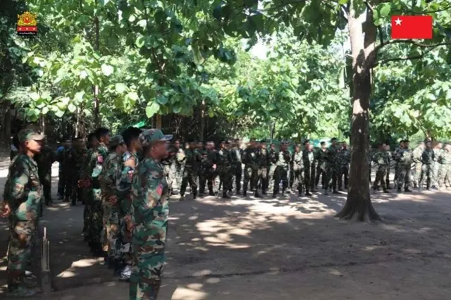 တော်လှန်ရေးတပ်ဖွဲ့ တပ်စခန်းတွေကလည်း သစ်တောတွေထဲမှာ အခြေစိုက်တာ များပါတယ်။