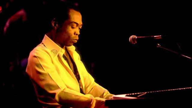 Otiegwu a maama bụ Fela Kuti mgbe ọ gara tie egwu na Riviera Riviera Theater, dị na Chicago, Illinois, na Novemba 13, 1986.