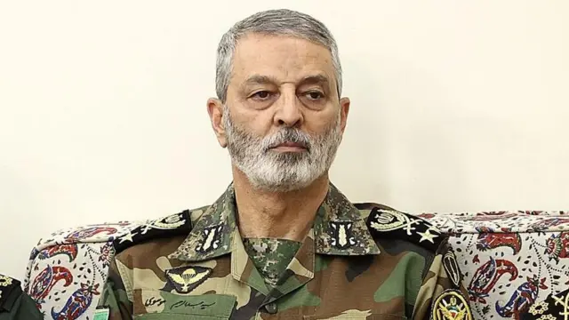 Zdjęcie przedstawiające Naczelnego Dowódcę Armii Irańskiej Abdulrahima Mousaviego Zdjęcie: IRANIAN LEADER PRESS OFFICE / HANDOUT