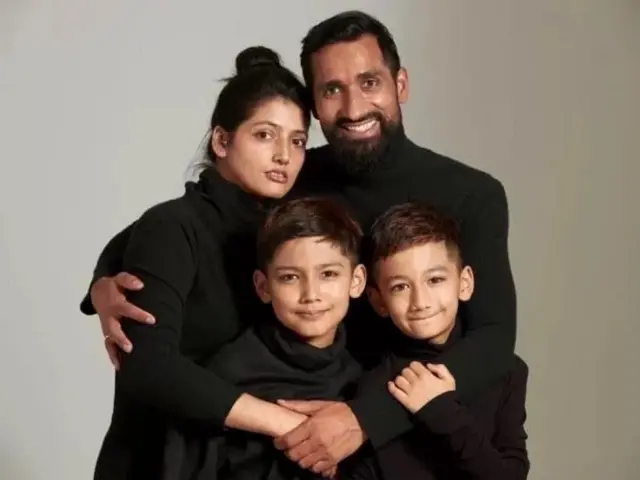 دیو رتوڑی اپنی اہلیہ اور بچوں کے ساتھ