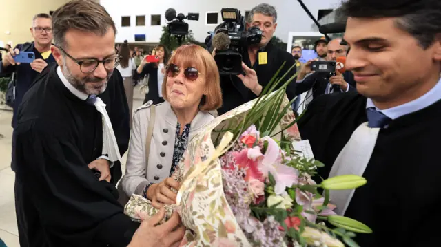 Gisèle Pelicot ao deixar o tribunal na terça-feira, 17roleta de bingo virtualsetembro. Ela foi aplaudida e recebeu floresroleta de bingo virtualapoio