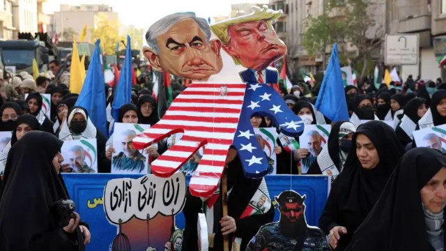 Manifestantes iranianos seguram efígies do primeiro-ministro israelense Benjamin Netanyahu e do presidente eleito dos EUA, Donald Trump, durante uma manifestação anti-israelense em Teerã em 10 de janeiro de 2025