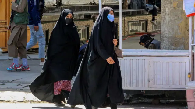 "يوناما": غياب الموظفات "يثبط ويمنع الناجيات من تقديم الشكاوى"