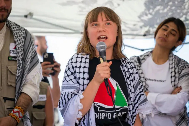 Greta Thunberg mikrofona konuşuyor.