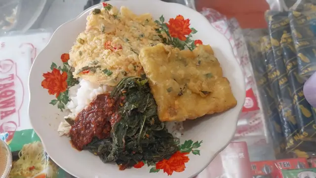Menu pertama terdiri dari nasi, telur, tempe, dan sayur singkong.