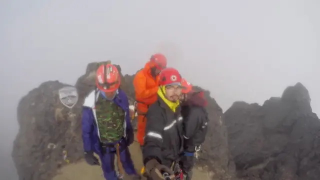 Anindita Pradana (kacamata) mendaki Carstensz Pyramid, Papua Tengah.