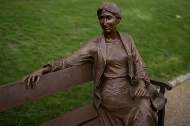 Una estatua de Woolf sentada en un banco en tamaño real ubicada a orillas del río Támesis, en Londres.
