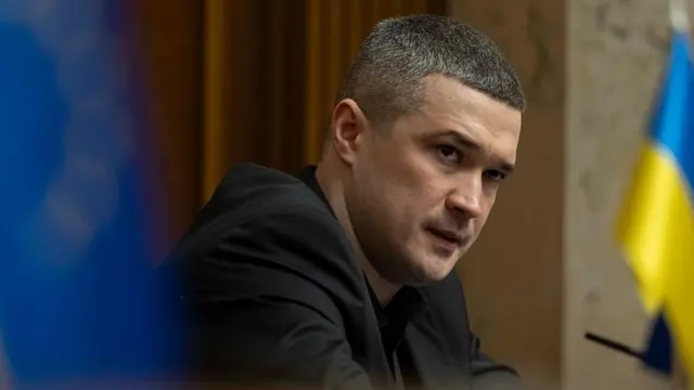Серьезный Федоров сидит в правительственной ложе Верховной Рады 