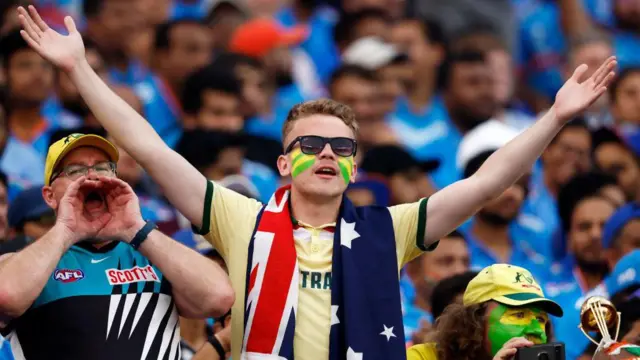 ১ লক্ষ ৩০ হাজার দর্শক ধারণক্ষমতার মাঠে অস্ট্রেলিয়ার দর্শক ছিলেন হাতেগোনা