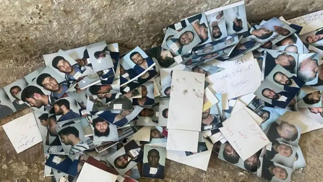 ወለል ላይ የተበታተኑ ፎቶዎች