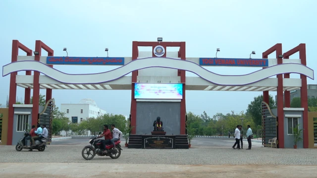 వర్సిటీ గేటు వద్ద వేమన విగ్రహం